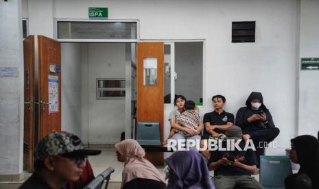 Warga menunggu antrian untuk melakukan pemeriksaan kesehatan di Puskesmas 