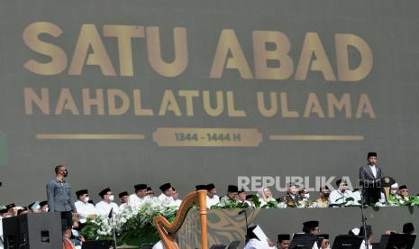 Presiden Joko Widodo menyampaikan sambutan sekaligus membuka acara Resepsi Satu Abad Nahdlatul Ulama di Stadion Gelora Delta Sidoarjo, Jawa Timur, Selasa (7/2/2023). Presiden bersama Wakil Presiden dan sejumlah Menteri Kabinet Indonesia Maju menghadiri acara Resepsi Puncak Satu Abad NU sekaligus meresmikan dan membuka kegiatan tersebut. Acara resepsi tersebut berlangsung selama 24 jam dengan diisi beragam kegiatan seperti membaca shalawat dan shalat qiyamul lail, karnaval kebudayaan nusantara, bazar UMKM, dan panggung hiburan rakyat yang akan diisi oleh sejumlah band dan musisi seperti Slank, Rhoma Irama dan Maher Zain.