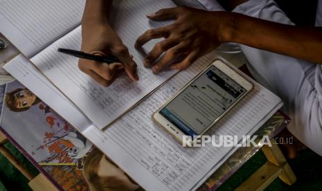 Sejumlah siswa saat melakukan aktivitas pembelajaran jarak jauh (PJJ) menggunakan fasilitas jaringan internet gratis 