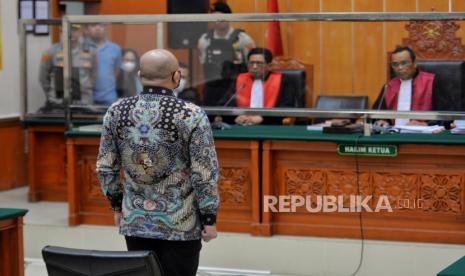 Terdakwa mantan Kapolda Sumatera Barat, Irjen Pol Teddy Minahasa saat mendengarkan pembacaan vonis oleh ketua majelis hakim dalam sidang pembacaan vonis di Pengadilan Negeri Jakarta Barat, Selasa (9/5/2023). Majelis Hakim menjatuhkan vonis kepada Teddy Minahasa dengan pidana penjara seumur hidup karena dinilai telah terbukti melakukan tindak pidana menawarkan untuk dijual, menjual menjadi perantara dalam jual beli, menukar dan menyerahkan Narkotika Golongan I bukan tanaman yang beratnya lebih dari 5 gram.