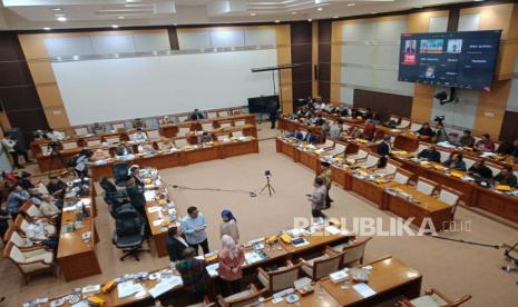 Penetapan Biaya Haji 2023 Dinilai Ikhtiar Menjadi Jalan Tengah. Foto: Pemerintah bersama Komisi VIII DPR RI akan menggelar rapat Penetapan Biaya Penyelenggaraan Ibadah Haji (BPIH) di Gedung DPR RI Jakarta pada Rabu (15/2/2023) hari ini. Sebelum rapat dimulai, ada anggota DPR yang memutar lagu 