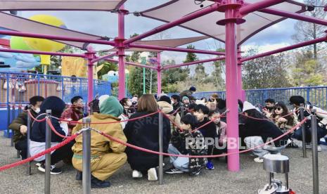 Orang-orang berjongkok setelah gempa bumi di Universal Studios Jepang di Osaka, Jepang bagian barat Senin, 1 Desember 2024. Jepang mengeluarkan peringatan tsunami pada Senin setelah serangkaian gempa kuat di Laut Jepang.