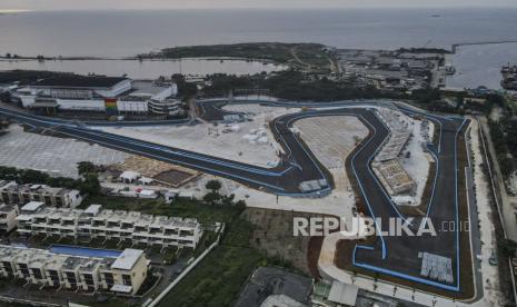 Suasana Jakarta International E-Prix Circuit (JIEC) di kawasan Ancol, Jakarta, Selasa (17/5/2022). Lintasan sirkuit sepanjang 2,4 kilometer, lebar 12 meter dan 18 tikungan tersebut telah selesai dibangun 100 persen untuk pelaksanaan ajang balap Formula E dan menyisakan pemasangan infrastruktur pendukung. Ajang balap tersebut diharapkan dapat mempromosikan penggunaan kendaraan listrik di Indonesia untuk mengurangi dampak pencemaran udara. Republika/Putra M. Akbar