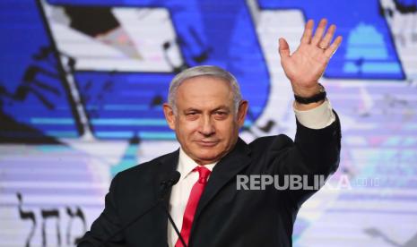 Perdana Menteri Israel Benjamin Netanyahu melambai kepada para pendukungnya setelah hasil jajak pendapat pertama untuk pemilihan parlemen Israel di markas partai Likud di Yerusalem, Rabu (24/3).