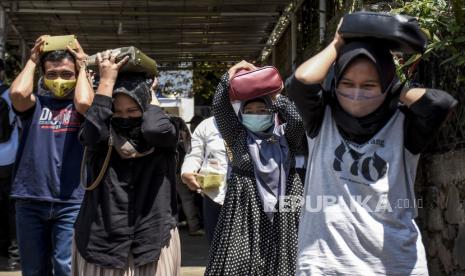 Sejumlah warga mengikuti simulasi penanggulangan bencana gempa bumi sesar lembang di Desa Cigugur Girang, Kecamatan Parongpong, Kabupaten Bandung Barat (ilustrasi)