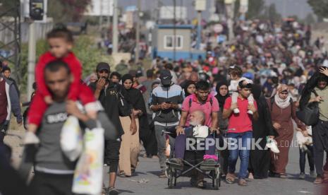 Warga Palestina mengungsi ke Jalur Gaza selatan di Jalan Salah al-Din di Bureij, Jalur Gaza, pada Rabu, (8/11/2023).