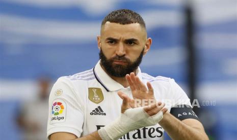 Penyerang Real Madrid Karim Benzema bertepuk tangan pada pertandingan sepak bola LaLiga Spanyol antara Real Madrid dan Athletic Club di Santiago Bernabeu Satadium di Madrid, Spanyol, Senin (5/6/2023) dini hari WIB.  Kapten dan legenda Real Madrid Karim Benzema akan meninggalkan klub setelah 14 tahun berkarir dan sedang memainkan pertandingan terakhirnya untuk Real Madrid.