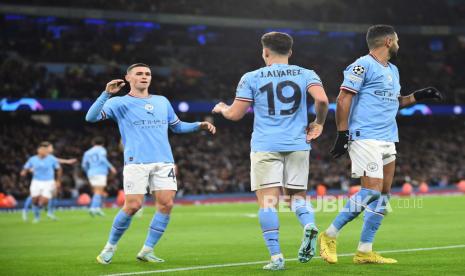 Pemain Manchester City Julian Alvarez merayakan dengan rekan satu timnya setelah mencetak gol 2-1 selama pertandingan sepak bola grup G Liga Champions UEFA antara Manchester City dan Sevilla FC di Manchester, Inggris, 02 November 2022.