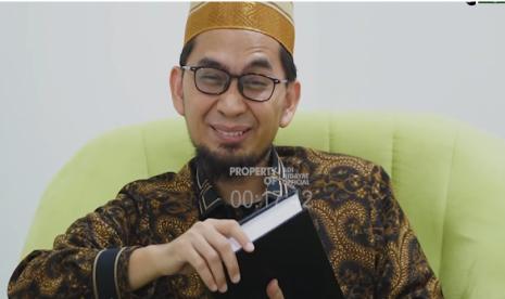 Ustadz Adi Hidayat menyampaikan cara Islam memohon Allah memindahkan hujan.