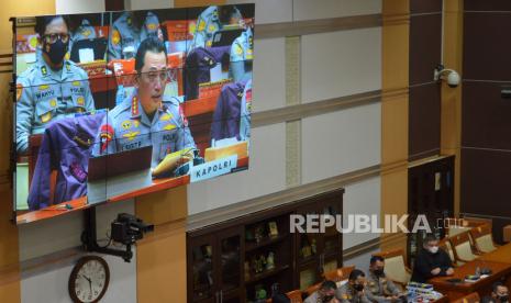 Kapolri Jenderal Listyo Sigit Prabowo bersiap mengikuti rapat kerja dengan Komisi III DPR di Kompleks Parlemen, Senayan, Jakarta, Rabu (24/8/2022). Rapat membahas kasus dugaan pembunuhan berencana terhadap Brigadir Nofriansyah Yosua Hutabarat atau Brigadir J di rumah dinas mantan kepala Divisi Propam Irjen Ferdy Sambo.