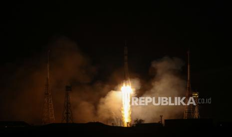  Foto selebaran yang disediakan oleh situs resmi Perusahaan Antariksa Negara Rusia ROSCOSMOS menunjukkan peluncuran roket pembawa Soyuz-2.1a dengan pesawat ruang angkasa tak berawak Soyuz MS-23 ke Stasiun Luar Angkasa Internasional (ISS) dari kosmodrom Baikonur yang disewa Rusia, Kazakhstan,Jumat (24/2/2023) 