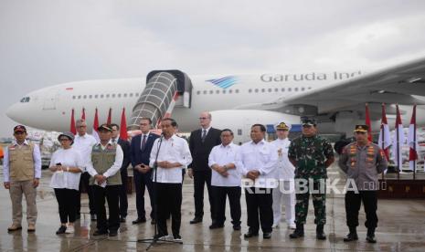 Presiden Joko Widodo (tengah) bersama Menteri Pertahanan Prabowo Subianto, Menteri Luar Negeri Retno Marsudi, Menteri Koordinator Bidang Pembangunan Manusia dan Kebudayaan Muhadjir Effendy, Kepala BNPB Letjen TNI Suharyanto, Kapolri Jenderal Pol Listyo Sigit Prabowo dan Panglima TNI Laksamana Yudo Margono menyampaikan konferensi pers usai meninjau bantuan logistik yang akan dikirimkan ke Turki dan Suriah di Lanud Halim Perdana Kusuma, Jakarta, Selasa (21/2/2023). Pemerintah Indonesia kembali mengirimkan bantuan untuk korban gempa Turki dan Suriah berupa 140 ton bahan makanan dan logistik yang dibutuhkan korban gempa.