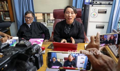 Pengacara Myanmar yang digulingkan pemimpin Aung San Suu Kyi, Khine Maung Zaw (kiri) dan Daw Min Min Soe (kanan) berbicara dengan wartawan di Naypyitaw, Myanmar, 24 Mei 2021.