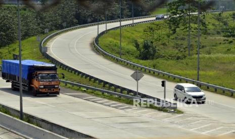 Sejumlah kendaraan melintas Ruas Tol Bakauheni-Terbanggi Besar. 