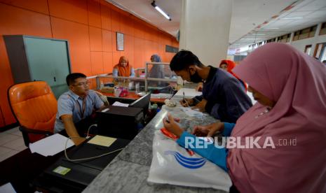 Merujuk pada Surat Edaran tentang Panduan Operasional Mengahadapi Hari Raya Idul Fitri 1444 H, diketahui bahwa penerimaan kiriman di loket layanan kurir dan logistik tetap dibuka. Bagi masyarakat yang akan melakukan transaksi keuangan, layanan jasa keuangan tetap dapat dilakukan di loket Kantor Pos. Adapun persediaan prangko dan meterai akan dioptimalkan untuk dapat memenuhi kebutuhan masyarakat. 