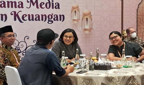 Menteri Keuangan Sri Mulyani berbuka puasa bersama media massa di Jakarta, Selasa (2/4/2024).