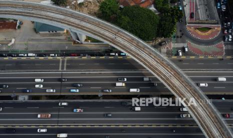 Konstruksi jembatan lengkung (longspan) Light Rail Transit Jabodebek di kawasan Kuningan, Jakarta Selatan, Kamis (3/8/2023). 