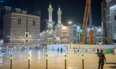 Dua Masjid Suci Buka Pintu Khusus bagi Jamaah Disabilitas. Sebuah pemandangan menunjukkan Masjidil Haram tempat umat Islam diizinkan oleh otoritas Saudi untuk melaksanakan sholat untuk pertama kalinya dalam beberapa bulan sejak pembatasan penyakit coronavirus (COVID-19) diberlakukan, di kota suci Mekkah, Arab Saudi, 18 Oktober 2020.