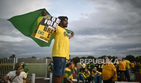 Pendukung Presiden Brasil Jair Bolsonaro berkumpul untuk menunjukkan dukungan mereka kepada Presiden, di depan Istana Alvorada, di Brasilia, Brasil, 11 Desember 2022.