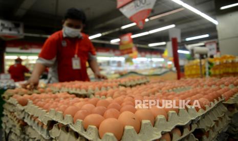 Pekerja menanta telur di Super Indo Depok Town Center, Jawa Barat , Senin (27/3/2023). Menjelang Hari Raya Idul Fitri 1444 H, Komisi Pengawas Persaingan Usaha (KPPU) mencatat harga pangan pokok secara rata-rata nasional menunjukkan fluktuasi harga yang cukup terkendali.