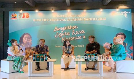 Food Historian, Andreas Maryoto, Head of Marketing Nutrition Indonesia PT Unilever Indonesia, Ari Astuti, Pegiat pelestarian kuliner Indonesia yang merupakan Co-Founder Dari Halte ke Halte atau DHKH (komunitas pemberi rekomendasi ragam kuliner Indonesia), Bowo, dan pengelola generasi kedua Sop Konro Karebosi, Nia Hanafie, dalam Kick-Off Festival Jajanan Bango 2023 Bangkitkan Sejuta Rasa Nusantara di Jakarta, Selasa (3/10/2023). 