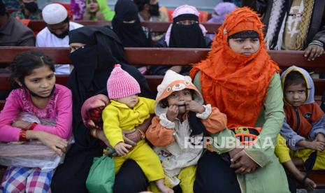  Pengungsi Rohingya menunggu di kapal angkatan laut untuk diangkut ke pulau terpencil di Teluk Benggala, di Chittagong, Bangladesh, Selasa, 29 Desember 2020. 