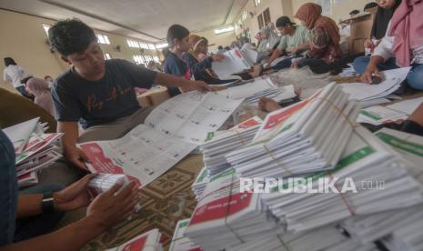 Pekerja menyortir dan melipat surat suara Pemilihan Umum 2024 Anggota Dewan Perwakilan Rakyat Daerah (DPRD) Kabupaten Boyolali di Boyolali, Jawa Tengah, Senin (8/1/2024). Berdasarkan data Komisi Pemilihan Umum (KPU) Kabupaten Boyolali menemukan surat suara yang rusak untuk Pemilihan Umum 2024 Anggota DPRD Provinsi Jawa Tengah sebanyak 2.252 lembar dan Anggota DPR RI sebanyak 4.028 lembar. 