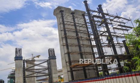 Sejumlah pekerja menyelesaikan proyek pembangunan Kereta Cepat Jakarta-Bandung di Bekasi, Jawa Barat, Ahad (1/11/2020). Pemerintah menargetkan  proyek pembangunan infrastruktur Kereta Cepat Jakarta-Bandung yang telah mencapai 60 persen dapat selesai pada tahun 2021, agar dapat berkontribusi dalam proses pemulihan ekonomi nasional. 