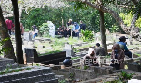 Mencium jenazah sunnah yang dianjurkan selama di luar pandemi Covid-19. Ilustrasi ziarah kubur