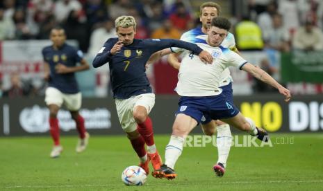 Declan Rice dari Inggris, kanan, mencoba menjegal Antoine Griezmann dari Prancis selama pertandingan sepak bola perempat final Piala Dunia antara Inggris dan Prancis, di Stadion Al Bayt di Al Khor, Qatar, Sabtu, 10 Desember 2022.