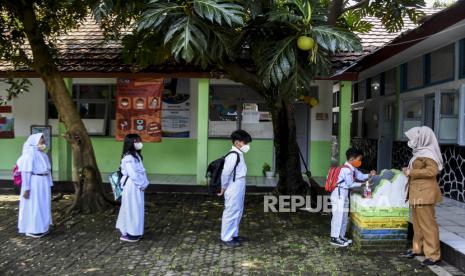 Sejumlah pelajar mencuci tangannya sebelum memasuki ruang kelas saat pelaksanaan PTM 100 persen (ilustrasi)