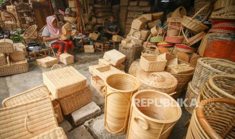 Perajin memproduksi kerajinan dari rotan di Sentra Rotan, Jakarta, Kamis (14/10/2021). Kementerian Koperasi dan UKM mencatat jumlah UMKM yang terhubung dengan platform digital meningkat 105 persen menjadi 16,4 juta pelaku UMKM. 