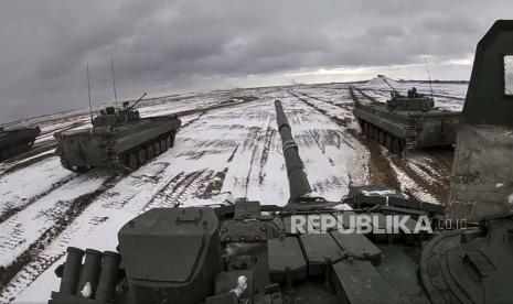  Dalam foto yang diambil dari video dan dirilis oleh Layanan Pers Kementerian Pertahanan Rusia pada Rabu, 2 Februari 2022, tank Rusia dan Belarusia berkendara selama latihan militer bersama di lapangan tembak Brestsky, Belarusia. Pasukan Rusia dan Belarusia mengadakan pelatihan tempur bersama di lapangan tembak di Belarus pada Rabu karena ketegangan tetap tinggi di bawah ancaman perang dengan Ukraina. Latihan tersebut melibatkan unit senapan bermotor, artileri dan rudal anti-tank, serta awak tank dan pengangkut personel lapis baja.