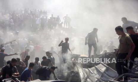 Warga sipil terjebak di antara pertarungan pasukan Israel melawan pejuang Hamas Palestina di dua kota terbesar di Jalur Gaza pada hari Senin (11/12/2023). 