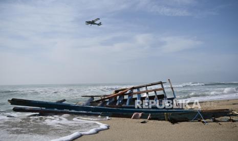  Potongan kayu dan puing lainnya hanyut di pantai, tiga hari setelah perahu migran tenggelam di lepas pantai, di Steccato di Cutro, Provinsi Crotone, Italia selatan,  Rabu (1/3/2023). Korban tewas akibat kapal karam di lepas pantai Calabria di selatan Italia naik menjadi 67 pada 01 Maret 2023, sementara tiga pria ditahan karena dituduh melakukan perdagangan manusia, kata pejabat Italia. Sebuah perahu yang membawa para migran tenggelam di laut lepas di dekat pantai Calabria pada 26 Februari.