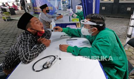 Petugas medis memeriksa kesehatan santri saat bakti sosial pengobatan gratis menyambut Hari Santri Nasional 2020 di kompleks RSU Syubbanul Wathon Tegalrejo, Magelang, Jawa Tengah, Kamis (22/10). Pengobatan gratis yang diadakan oleh RSU Syubhannol Wathon bekerja sama dengan Asrama Perguruan Islam (API) tersebut sebagai bentuk kepedulian terhadap kesehatan santri sekaligus mengedukasi santri agar dapat melakukan pola hidup sehat. 