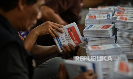 Petugas mengemas surat suara di Gudang Logistik KPU Jakarta Selatan, Jakarta, Rabu (31/1/2024). KPU DKI Jakarta bakal mendistribusikan logistik Pemilu 2024 ke Tempat Pemungutan Suara (TPS) pada H-1 atau 13 Februari mendatang. Menurut data dari Koordinator Divisi Perencanaan dan Logistik KPU DKI Jakarta mencatat jumlah total surat suara yang selesai dilipat sebanyak 33.747.852 lembar, untuk Pemilihan Presiden (Pilpres) dan Pemilihan Anggota Legislatif (Pileg) 2024 yang terdiri dari Anggota Legislatif DPR, DPD dan DPRD DKI Jakarta.