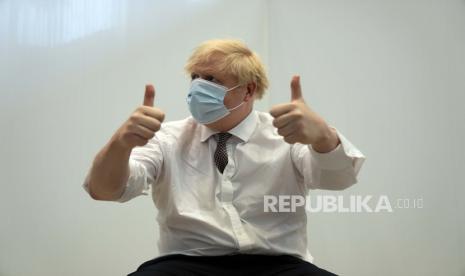  Perdana Menteri Inggris Boris Johnson mengacungkan jempol setelah menerima suntikan kedua vaksin virus corona AstraZeneca, di Francis Crick Institute di London, Kamis, 3 Juni 2021.