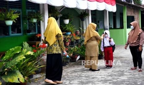 Pengukuran suhu tubuh siswa kelas 1 saat uji coba pertemuan tatap muka di SD Terpadu Ma