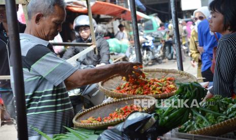 Pedagang sayur memilah cabai rawit, di Pasar Kiaracondong, Kota Bandung, Rabu (29/3). Harga berbagai jenis sayuran dan bumbu dapur di di Kota Bandung, saat ini mengalami kenaikan. Kenaikan tertinggi terjadi pada harga cabai rawit merah yang tembus Rp90 ribu per kilogram dari Rp 60 ribu per kilogram.