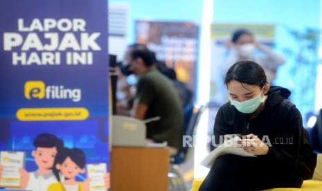 Wajib Pajak menunggu untuk melaporkan Surat Pemberitahuan Tahunan (SPT) Pajak di Kantor Pelayanan Pajak Pratama Jakarta. 