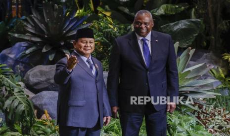 Menhan RI Prabowo Subianto menyambut kedatangan Menhan AS Lloyd Austin di ADMM ke-17 di Jakarta, Rabu (16/11/2023).