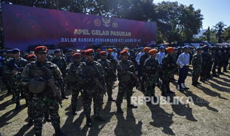 Personel TNI berbaris ketika mengikuti apel gelar pasukan pengamanan KTT ASEAN ke-42 di Labuan Bajo, Manggarai Barat, Sabtu (6/5/2023). 