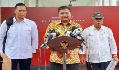 Menko Perekonomian Airlangga Hartarto, Menteri PUPR Basuki Hadimuljono, dan Menteri ATR/BPN Agus Harimurti Yudhoyono saat memberikan keterangan pers usai mengikuti rapat terbatas dengan Presiden Jokowi di Istana Kepresidenan Jakarta, Senin (18/3/2024).