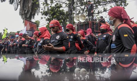 Sejumlah buruh dari berbagai serikat dan organisasi berunjuk rasa di depan kantor Dinas Tenaga Kerja dan Transmigrasi (Disnakertrans) Provinsi Jawa Barat, Jalan Soekarno Hatta, Kota Bandung, Selasa (15/11/2022). Dalam unjuk rasa tersebut mereka menuntut pemerintah untuk menaikkan upah tahun 2023 sebesar 13 persen serta menolak PHK di tengah isu resesi global dan menolak Ombibuslaw UU Ciptaker. 