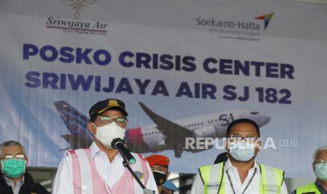 Menteri perhubungan Budi Karya Sumadi memberikan keterangan pers di Posko Crisis Center Sriwijaya Air SJ 182 di Bandara Soekarno Hatta, Tangerang Banten, Senin (11/1). Disampaikan oleh Menhub, mengenai langkah-langkah dan penanganan dan penyelesaian para korban jatuhnya pesawat Sriwijaya air SJ 182. Foto: darmwan/republika.