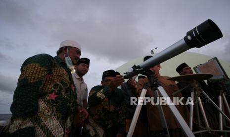 Tim rukyatul hilal dari Nahdlatul Ulama (NU) Kota Surabaya mengamati posisi bulan (hilal) di atas Masjid Al-Mabrur, Nambangan, Surabaya, Jawa Timur, Ahad (1/5/2022). Dalam pengamatan tersebut tim gagal melihat bulan yang menandai awal Bulan Syawal 1443 Hijriyah atau Hari Raya Idul Fitri karena langit tertutup awan.