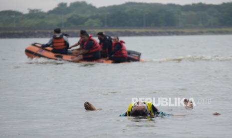 Peserta melakukan latihan Search And Rescue (SAR) air saat mengikuti Latihan Gabungan (Latgab) SAR di Waduk Bening Saradan, Kabupaten Madiun, Jawa Timur, Rabu (7/4/2021). Latgab SAR diikuti 160 personel terdiri peserta, instruktur dan personel pendukug dari TNI, Polri, BPBD, Brimob Jatim, Dinas Kehutanan digelar selama dua hari guna kesiapsiagaan menghadapi kemungkinan terjadi bencana air, darat serta kebakaran hutan dan lahan secara bersinergi antar pemangku kepentingan di Jawa Timur.