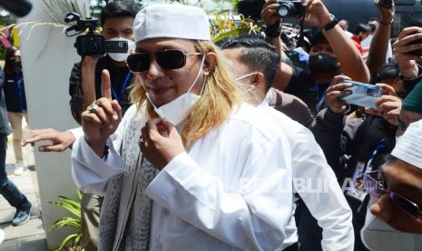 Habib Bahar bin Smith hadir memenuhi panggilan Polda Jawa Barat untuk diperiksa berkaitan dengan kasus ujaran kebencian di Mapolda Jawa Barat, Jalan Soekarno Hatta, Kota Bandung, Senin (3/1). Bahar hadir dengan kuasa hukumnya dan menyatakan siap menjalani pemeriksaan.