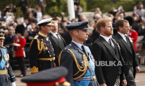 William, Prince of Wales dari Inggris (tengah) dan Pangeran Harry, Duke of Sussex (2-kanan) mengikuti peti mati Ratu Inggris Elizabeth II saat dibawa dari Westminster Abbey dalam perjalanannya ke Kastil Windsor, selama Prosesi Pemakaman Negara di London , Inggris, 19 September 2022. Ratu Inggris Elizabeth II meninggal di tanah miliknya di Skotlandia, Kastil Balmoral, pada 08 September 2022. Ratu yang berusia 96 tahun adalah raja yang paling lama memerintah dalam sejarah Inggris.